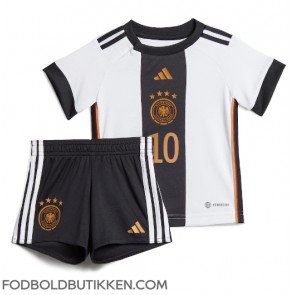 Tyskland Serge Gnabry #10 Hjemmebanetrøje Børn VM 2022 Kortærmet (+ Korte bukser)